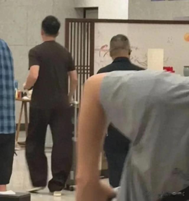 汪小菲低调抵呼市拎包憔悴惹心疼!草原团聚在即,细节暴人品真相