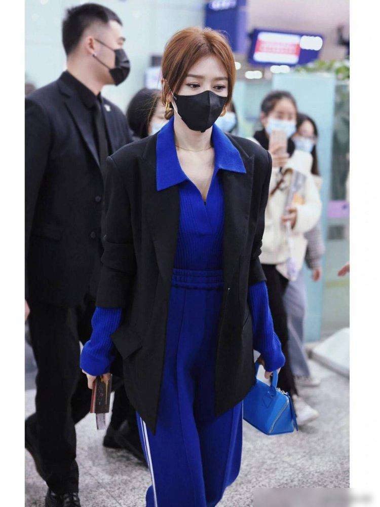 44岁秦岚松弛感穿搭，原来不露腰、不露腿的穿法，也很时尚洋气