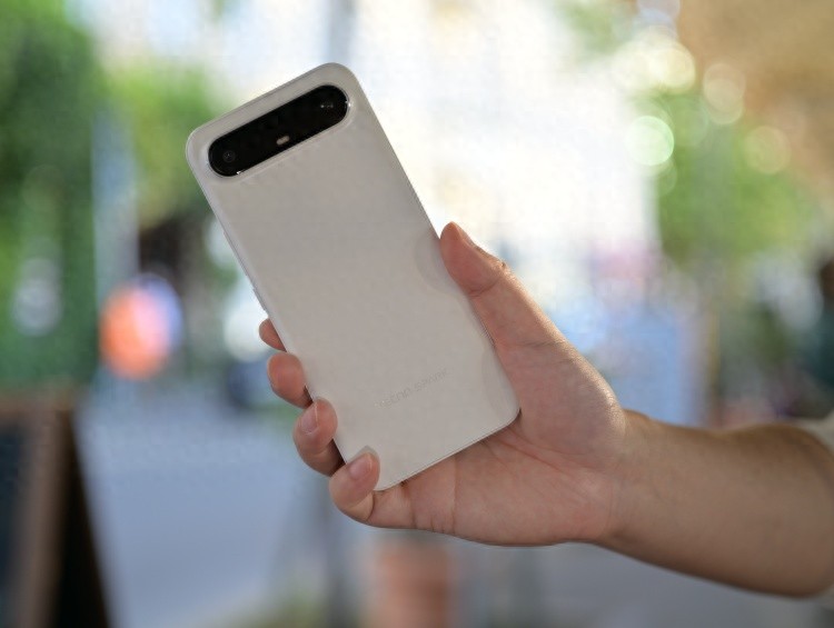 传音5.93mm超薄曲面屏手机发布！IFA 2025现场一手体验来了