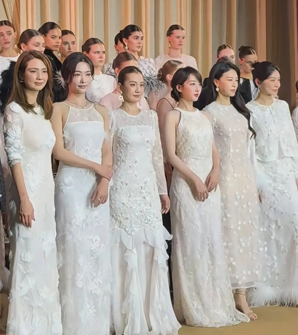 看了洪欣、郭晶晶、倪妮和年轻小花同框,治好了多少人的年龄焦虑