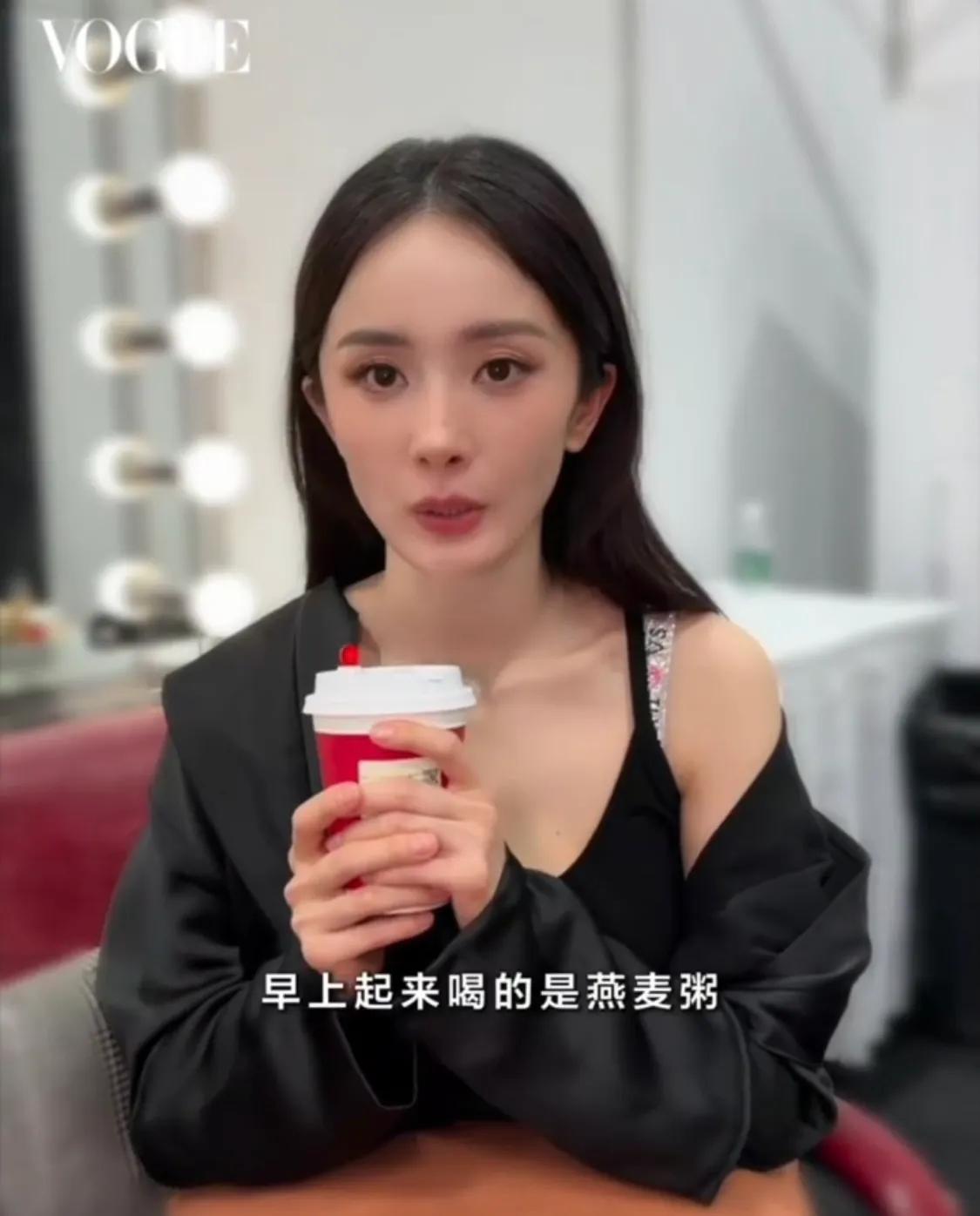 刘亦菲爱吃肉,杨幂穿睡衣上班,迪丽热巴又捂上了,宋佳私服帅气