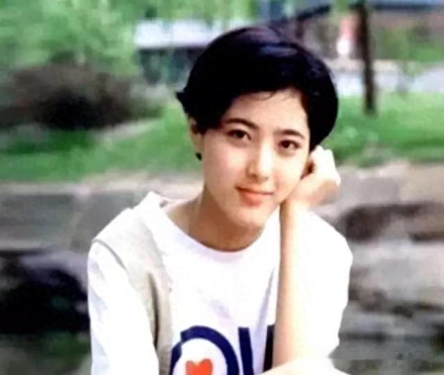 曾黎现状：满脸褶子头发泛白，弯腰种地像农妇，昔日女神令人唏嘘