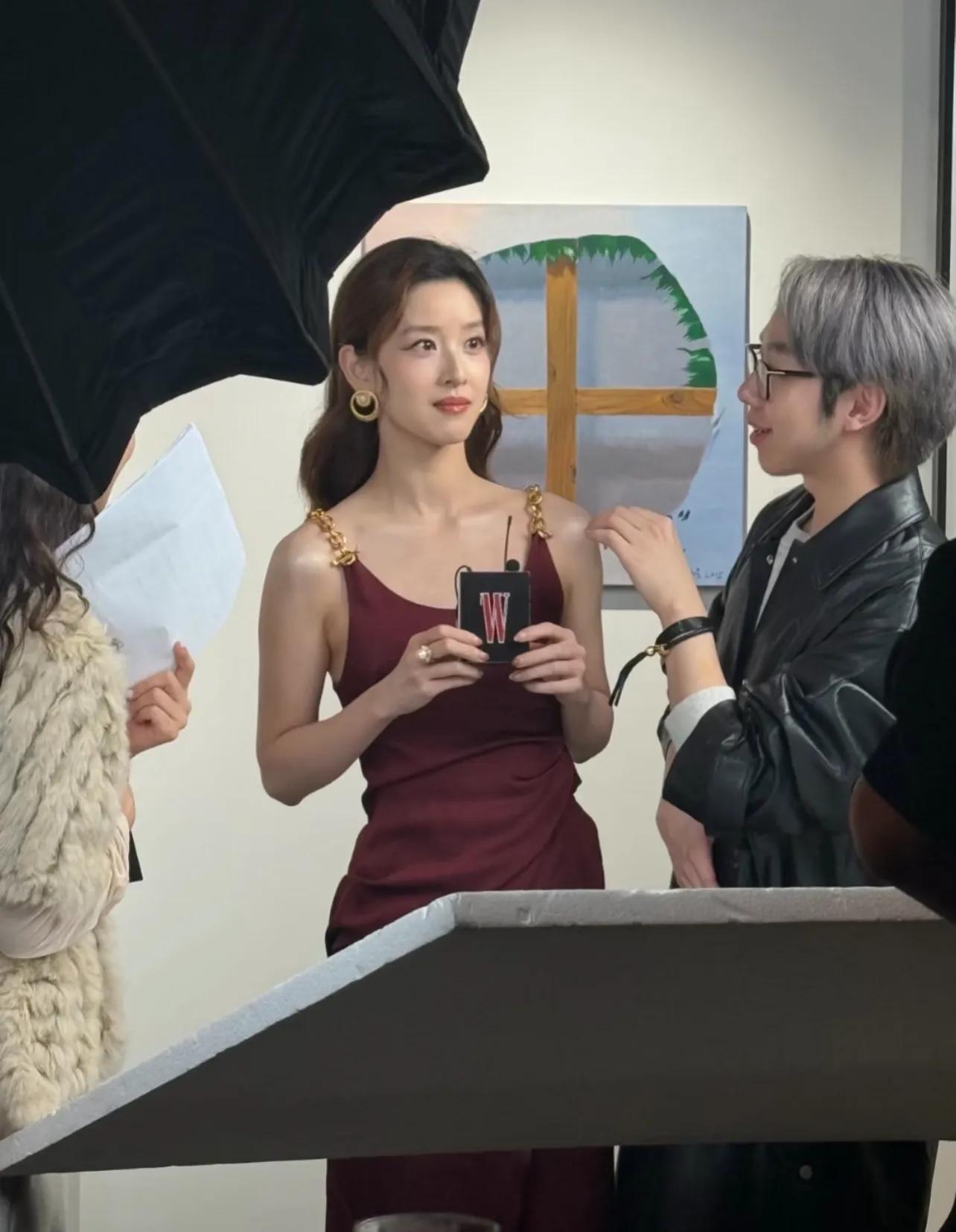 章泽天官宣新身份后,与朱珠同框!穿酒红色吊带裙,事业心藏不住