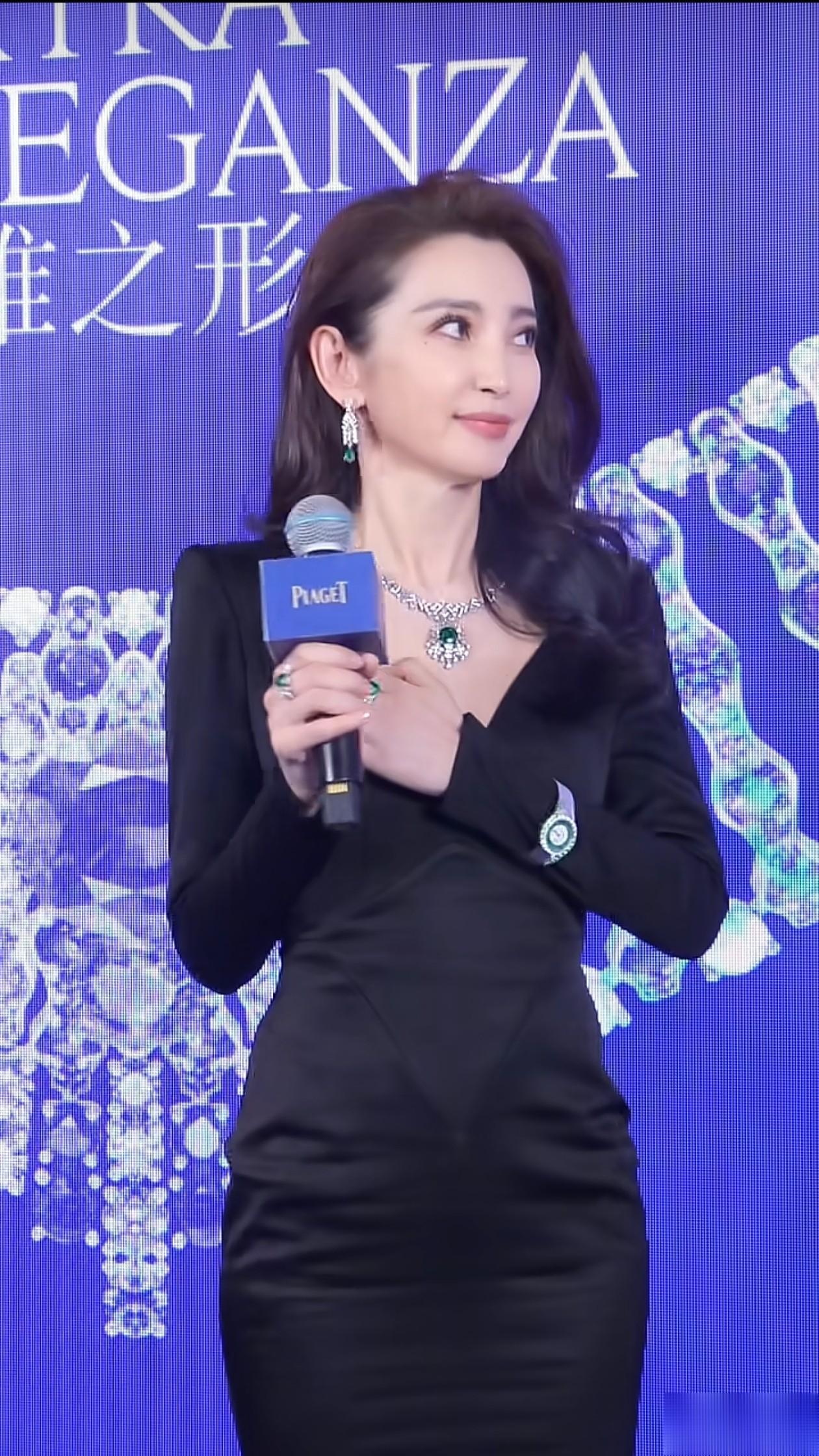 52岁李冰冰活动穿搭:微卷发+黑色深V裙,身材前凸后翘,像32岁