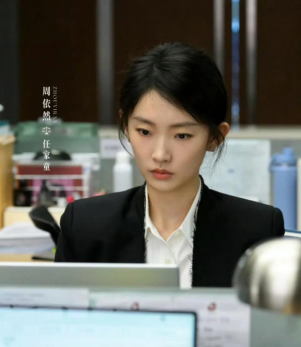 张译宠着、黄渤护着,被曝“打哭童瑶”的她,什么来头?