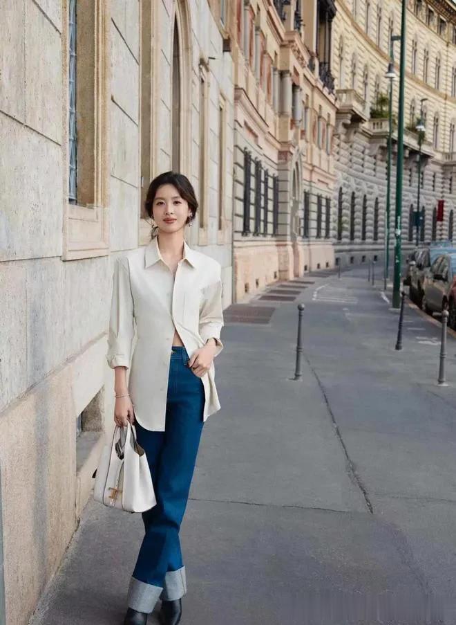 章泽天的气质不一般！穿米色修身衬衫+牛仔裤，阔太气场好强大