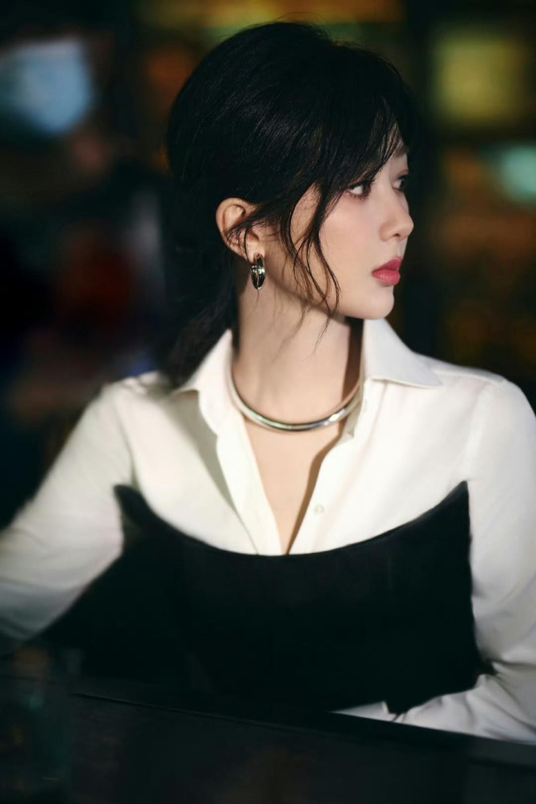 杨紫，黑白穿搭，浪漫格调。