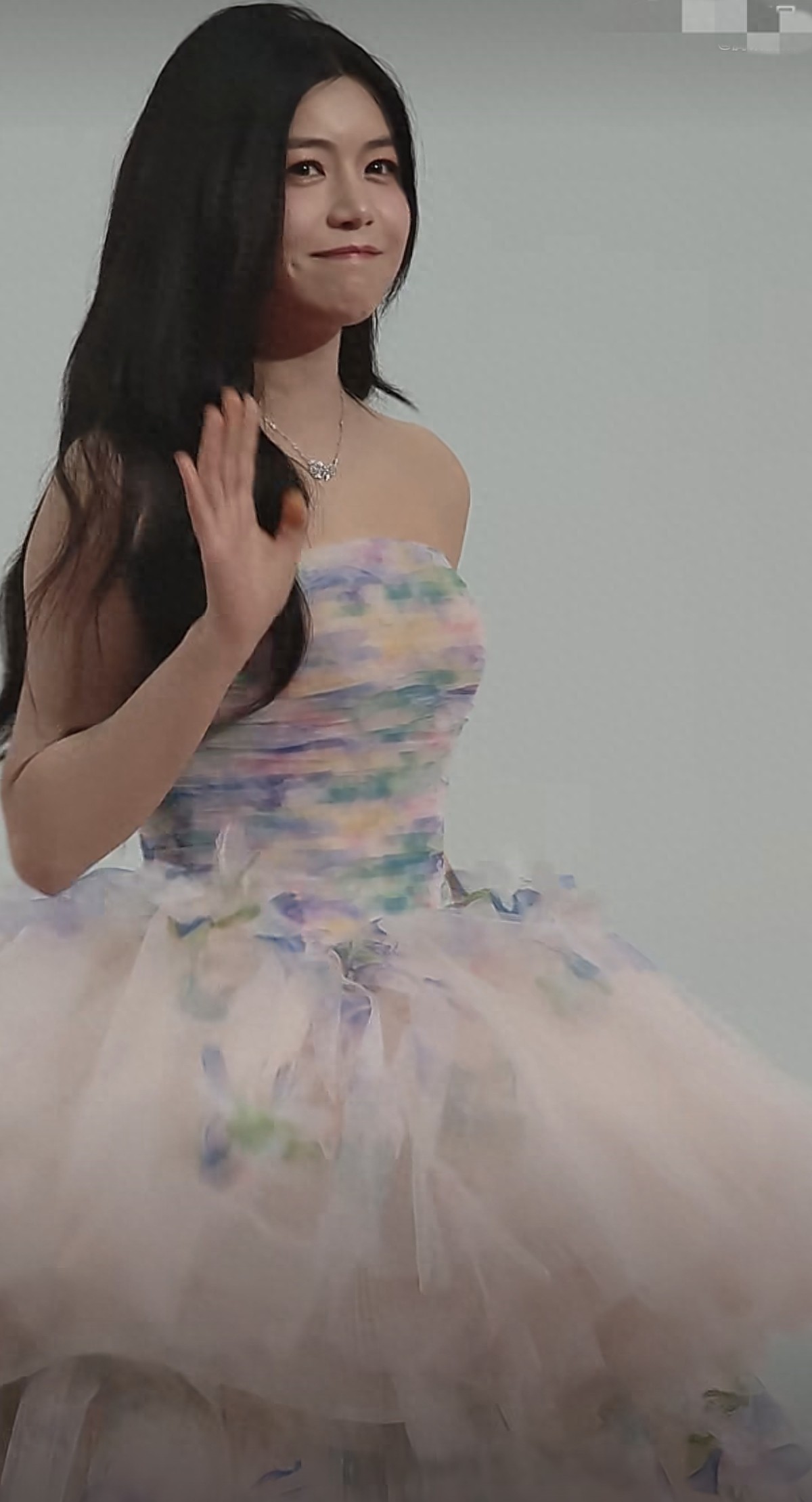 陈妍希带小狗出席红毯，一袭裸粉色蝴蝶刺绣蛋糕裙，好美好可爱呀