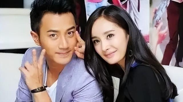 杨幂登台踩裙摆摔倒,2秒淡定救场,依旧是刘恺威高攀不起的存在