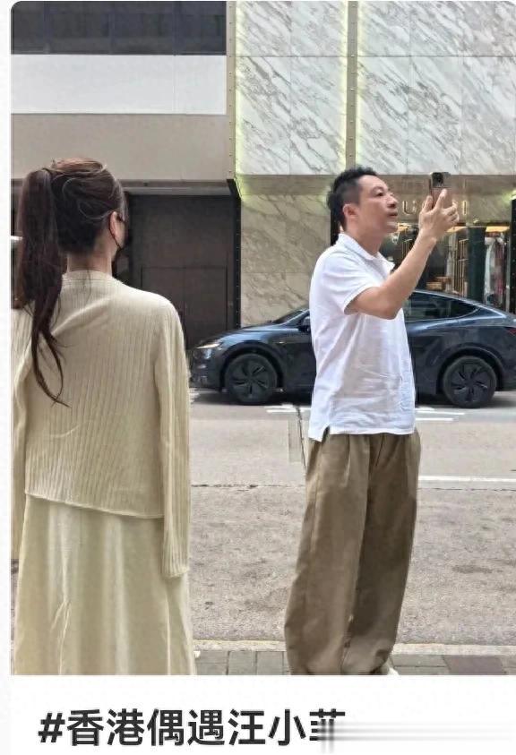 香港偶遇汪小菲夫妇,小梅安静的像个小女生,汪小菲穿的皱皱巴巴