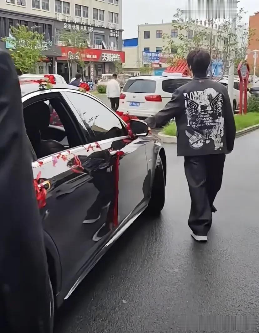 陆虎回老家压车送妹妹出嫁，和嘘嘘忙前忙后，尽显哥哥风范