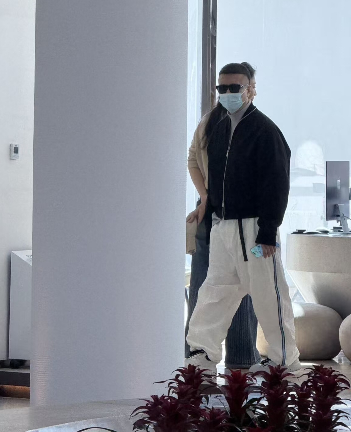 孙红雷和老婆王骏迪到宁夏旅游,在院子烤羊肉串,打扮时尚好贵气