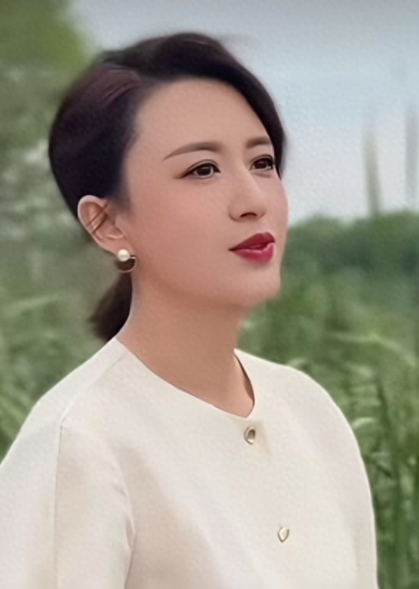 张蕾户外文旅打卡,浅白上衣黑裙低马尾气质温婉美得好高级