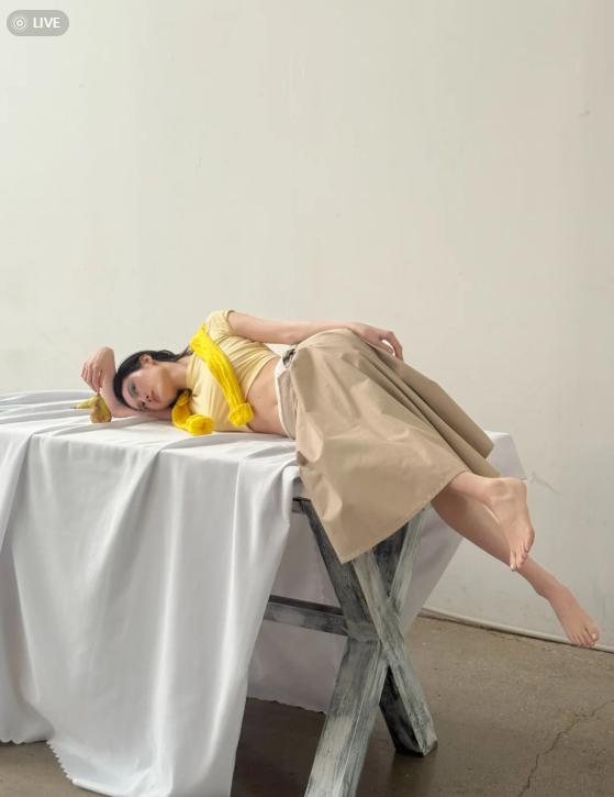 何穗拍锦绣杂志开年刊！穿睡衣披着床单都超美，为儿子只工作半日