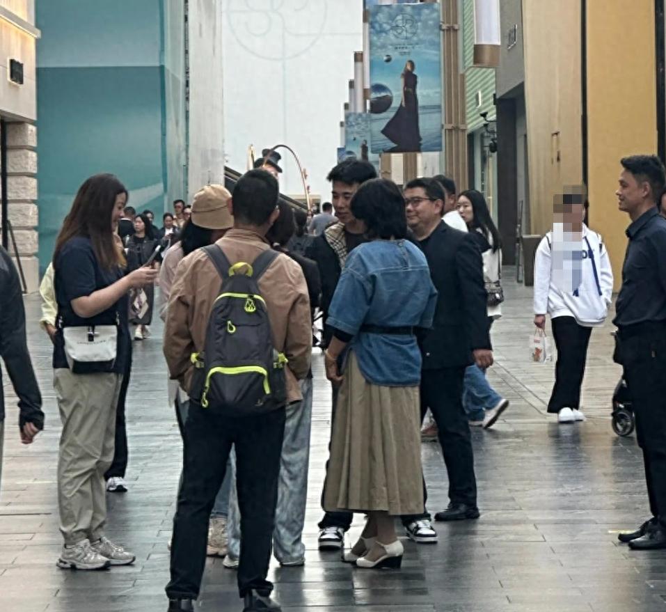 71岁董明珠现身武汉街头，穿牛仔束腰指导工作，眼神凌厉消瘦不少