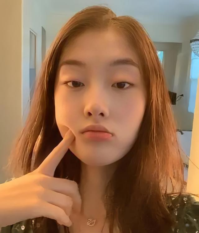 50岁徐露北京别墅曝光，院子大得能跑步，老公罕见现身年轻帅气