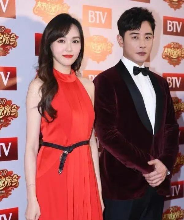 唐嫣现身罗晋父亲葬礼，全程保持低调，现场细节引发外界猜测。