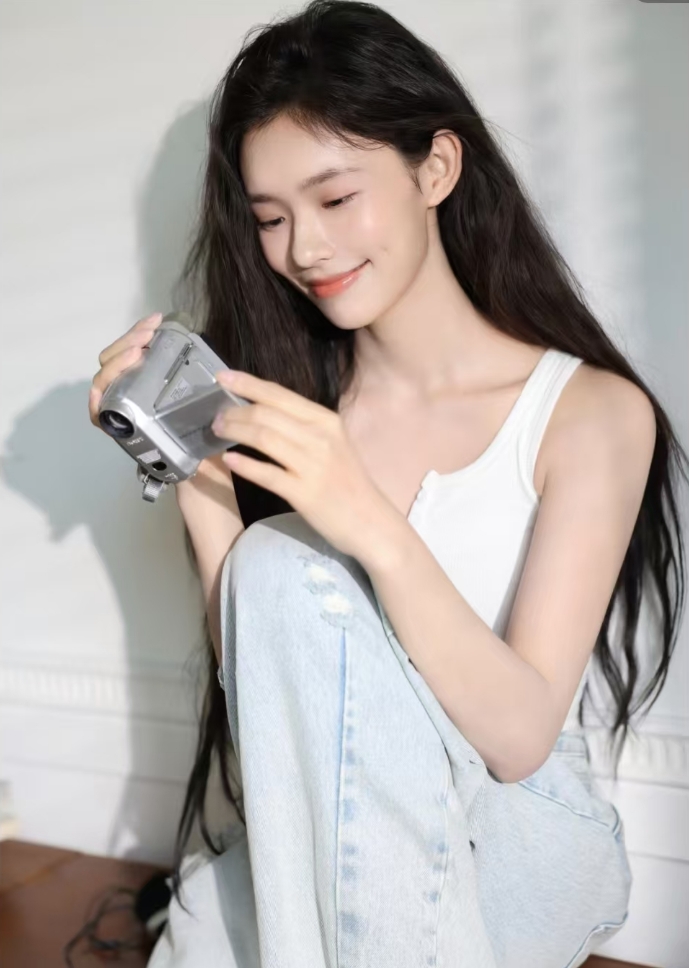 林允自曝当前体重94斤,穿背心秀马甲线,锁骨窝能放鸡蛋又瘦又美