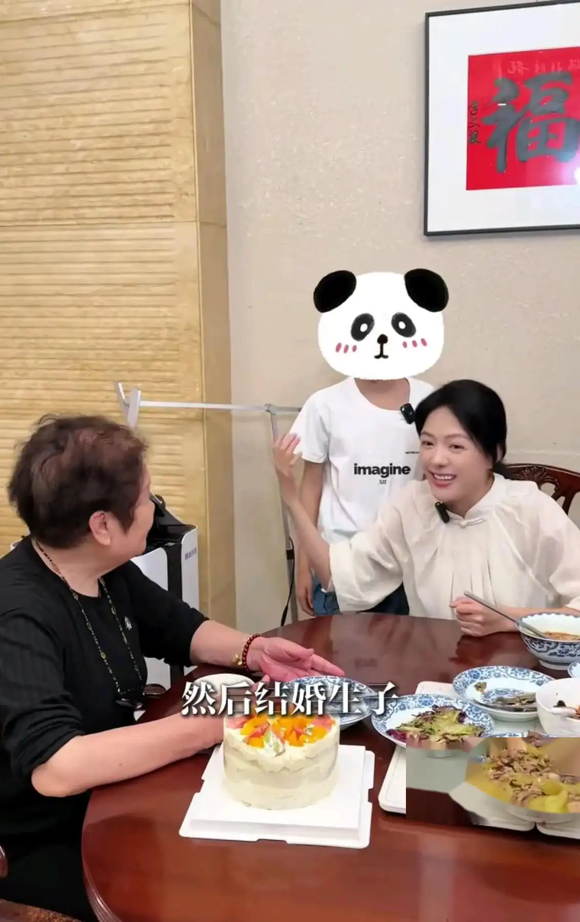 杨乐乐过母亲节，别墅内景曝光，上下3层很阔气，墙上挂满藏品