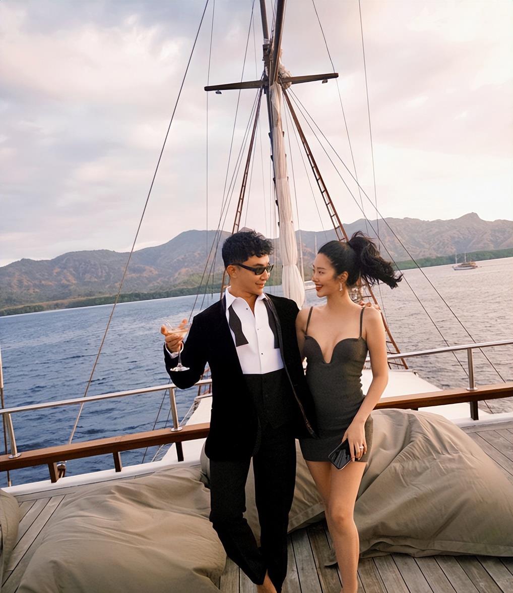 雪地公主抱！杨采钰被富三代老公一把举高，她素颜和刘亦菲很像