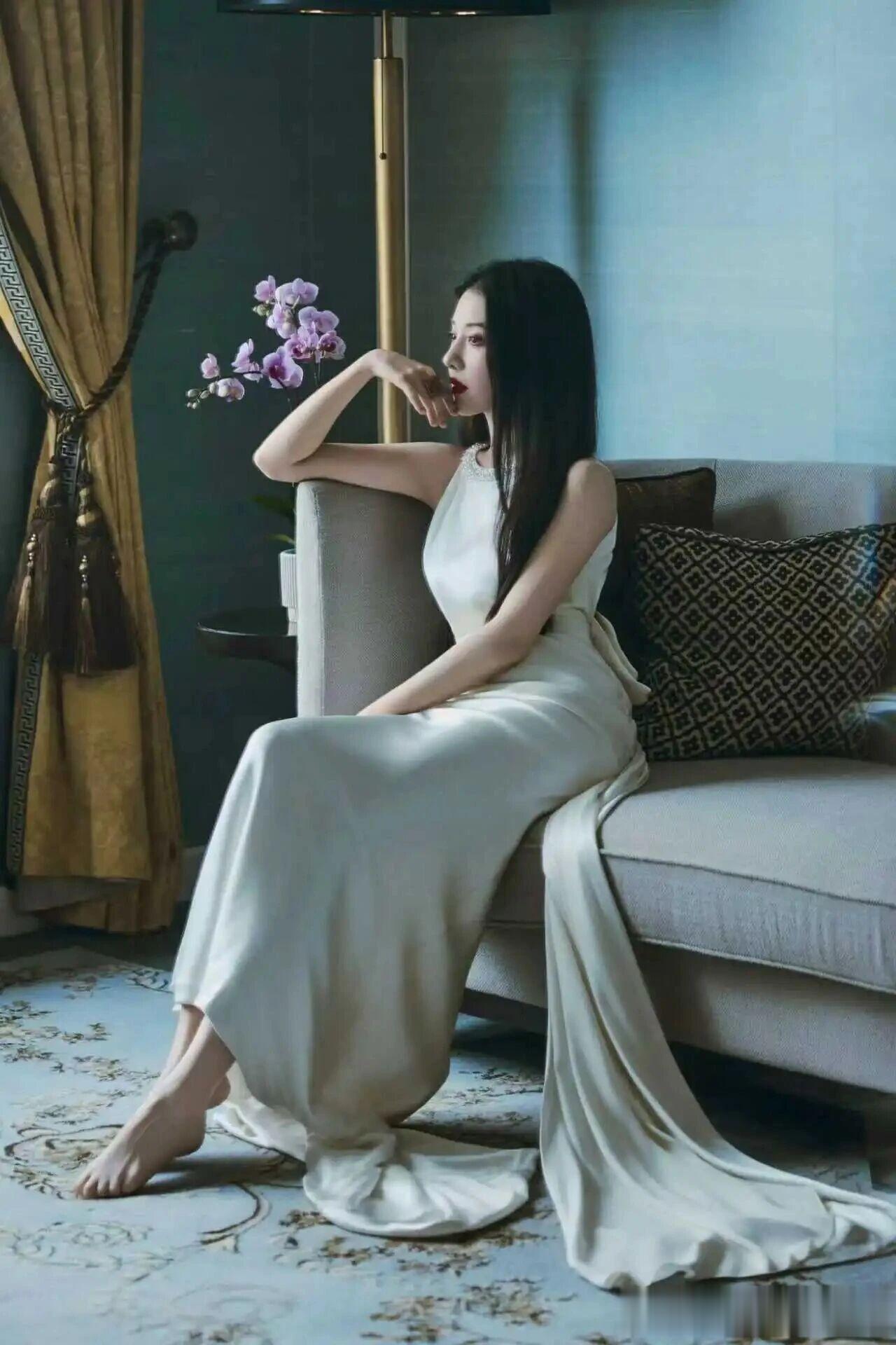 王鹤润一袭长裙气质佳