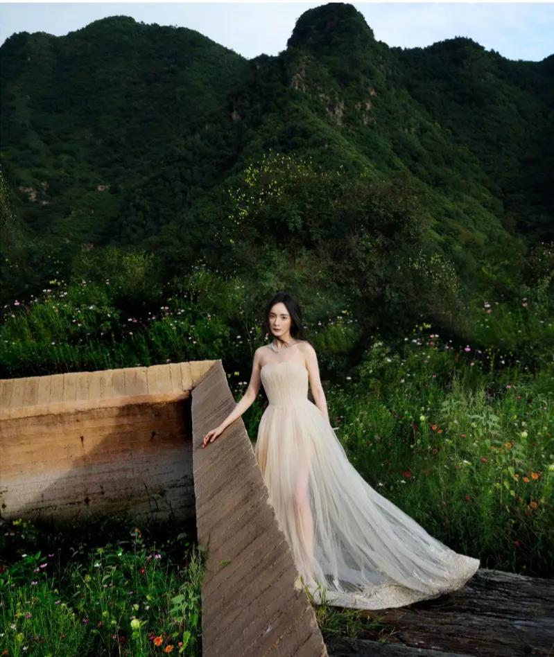 杨幂生日写真释出，一袭飘逸长裙于山水间尽显灵动优雅