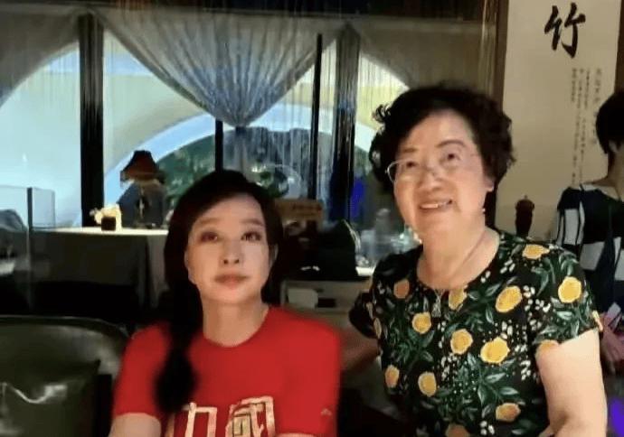 刘晓庆和老同学聚会，穿红短袖扎麻花辫和同学同框像隔辈人！