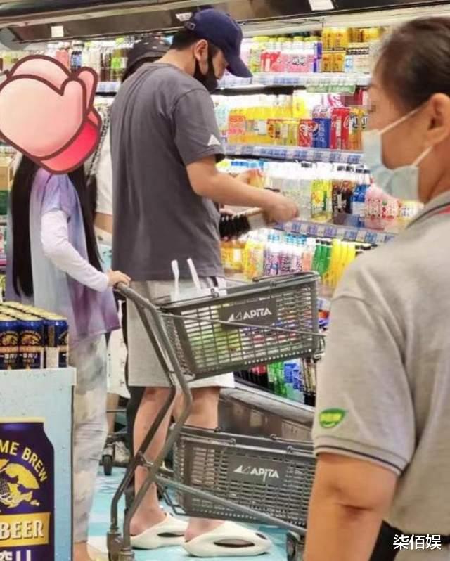 雷佳音餐厅吃饭引热议，穿拖鞋跷二郎腿，还把用过的纸巾放座位上