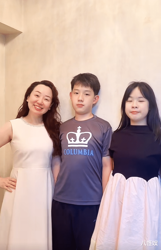 关凌晒与儿女合照，43岁还是那么年轻，俩孩子都比她高越长越好看
