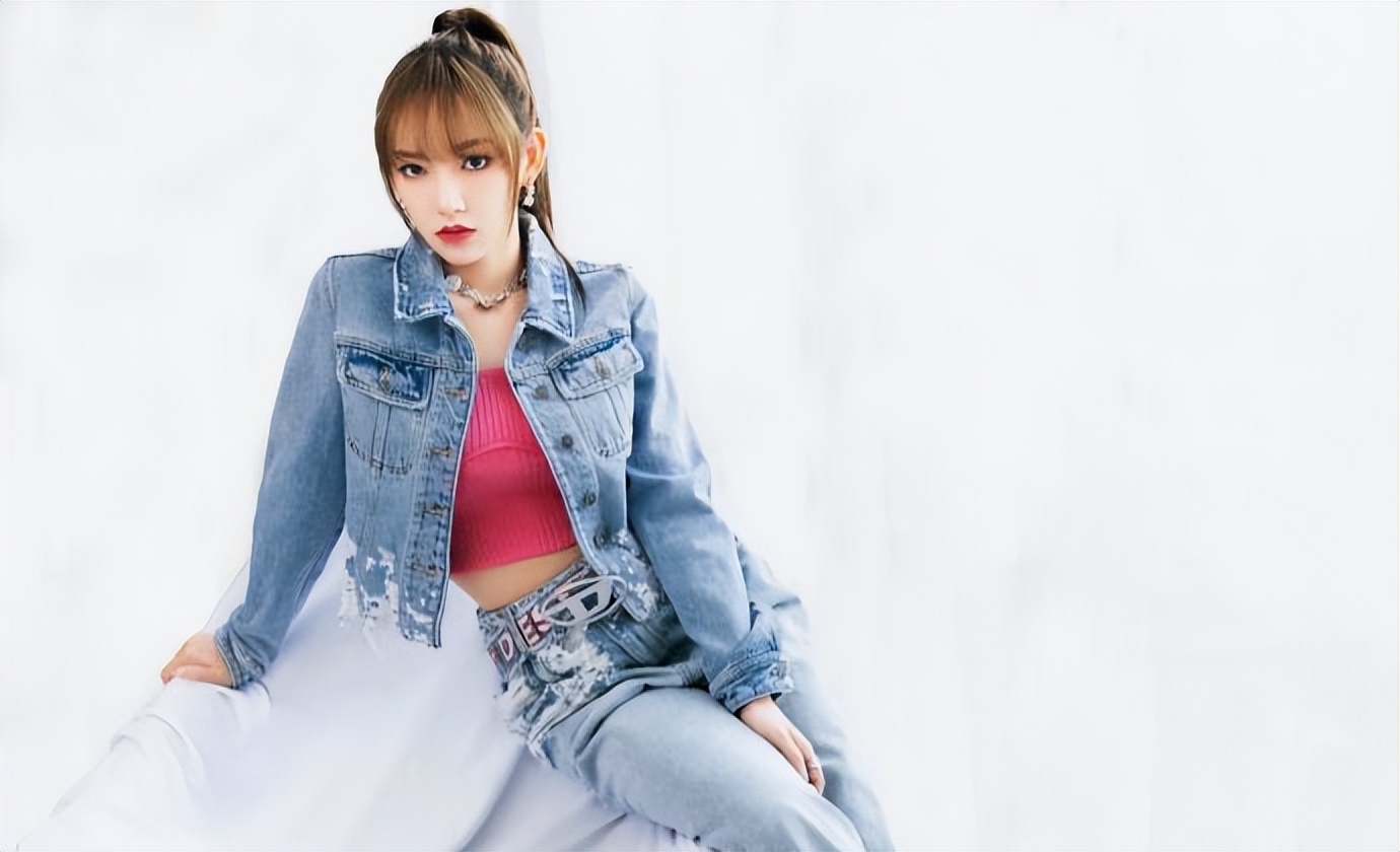 程潇牛仔套装+高丸子头!这松弛感直接拉满,优雅气质美出圈 !