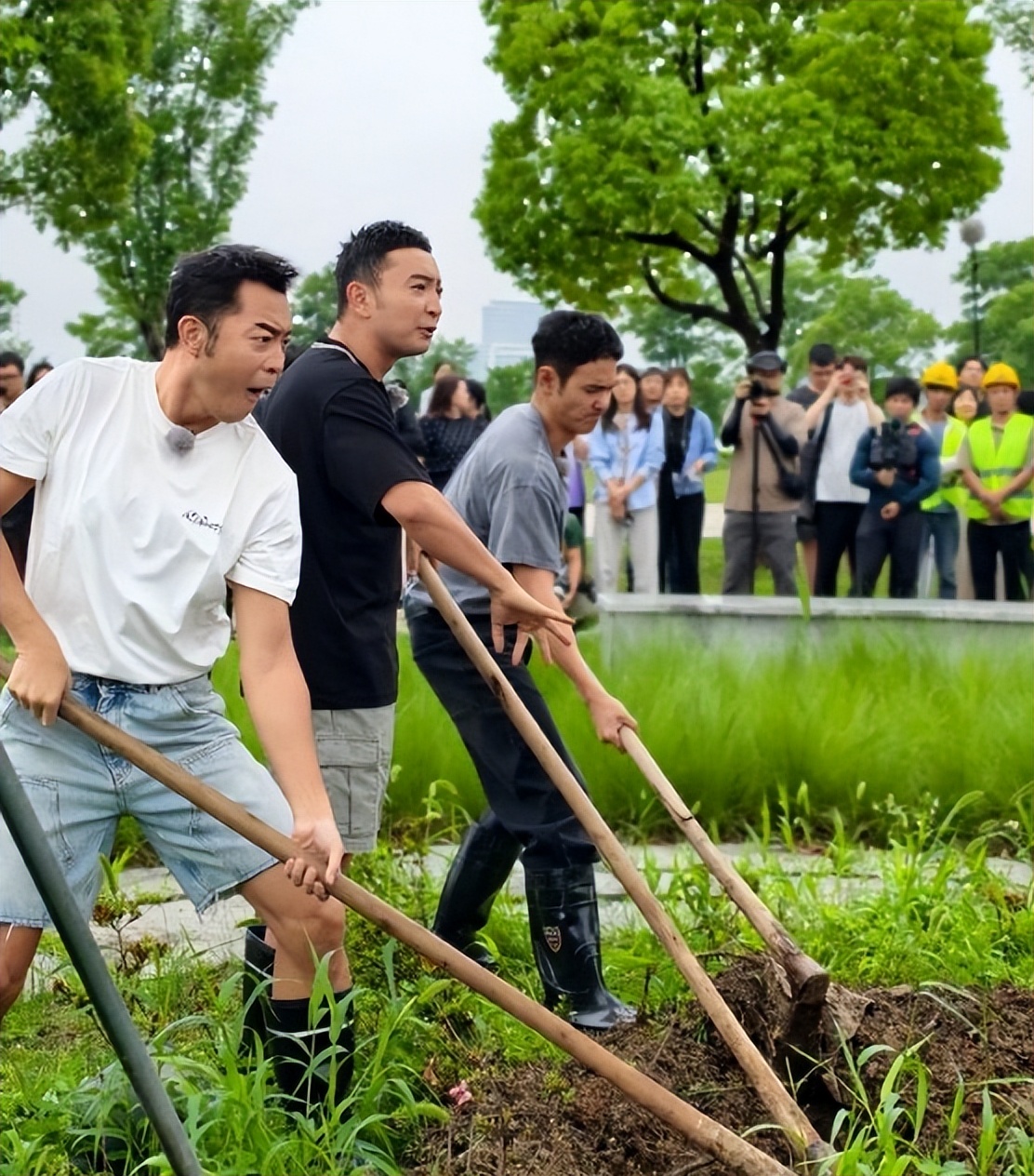42岁尼格买提高调迎喜讯，央媒亲自发文，看来撒贝宁说对了