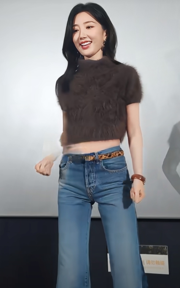 毛晓彤穿搭辣妹风，棕色露腰上衣搭喇叭裤，黑长卷发跳手势舞