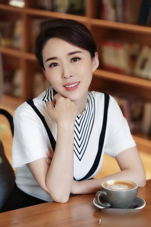 “最美嫦娥”不是白叫的!颜丹晨,真乃人间大蜜桃啊!