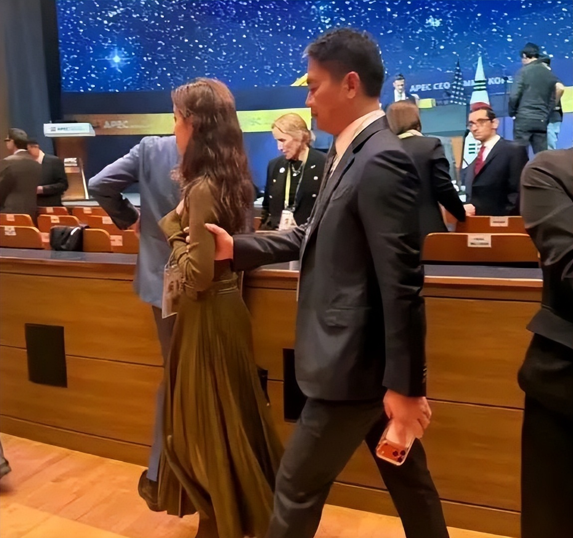 这一次，32岁变了面相的章泽天，给所有想嫁豪门的女人上了一课