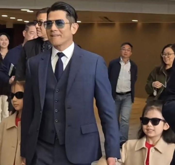 天王抵港!方媛携两千金接机,姐妹俩颜值基因惊艳众人