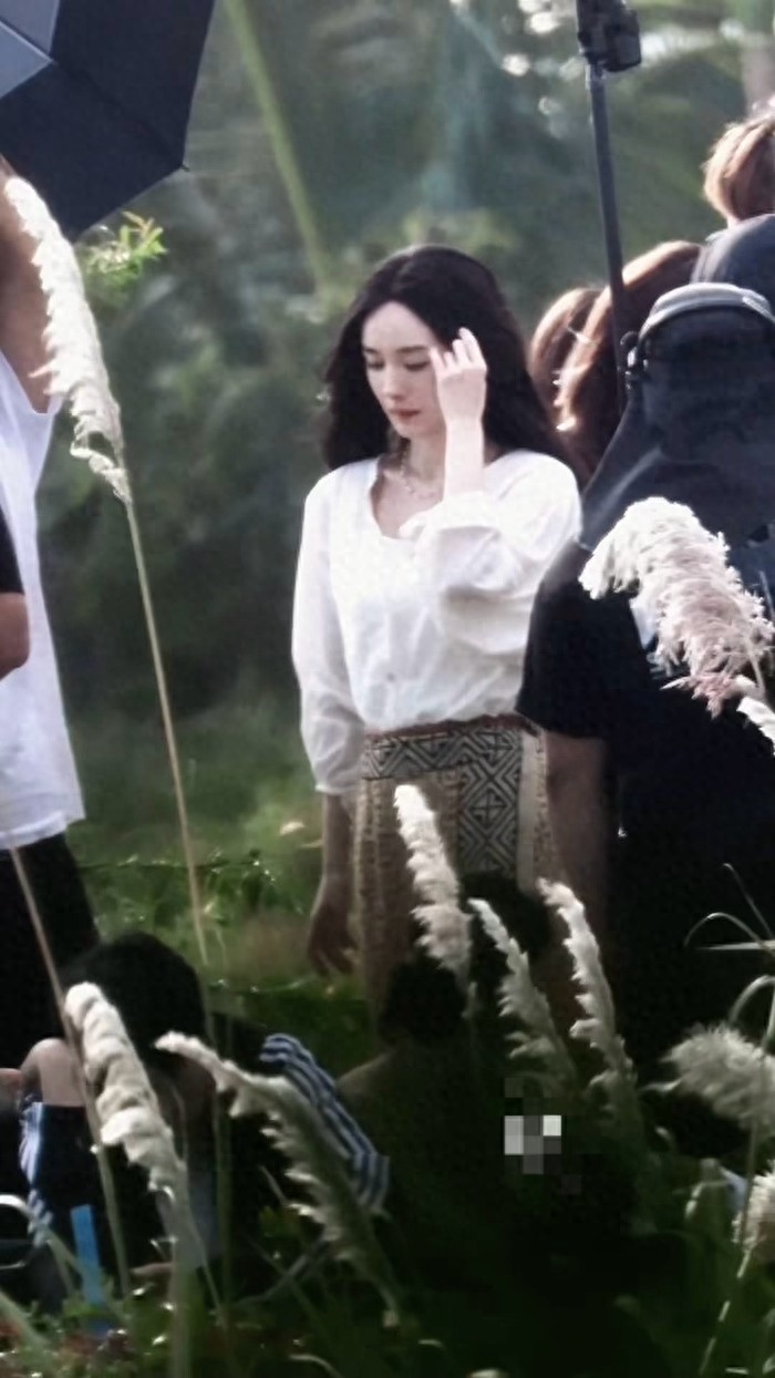 杨幂新剧《末路狂花》路透,身着白色雪纺衫加半身裙,气质出尘