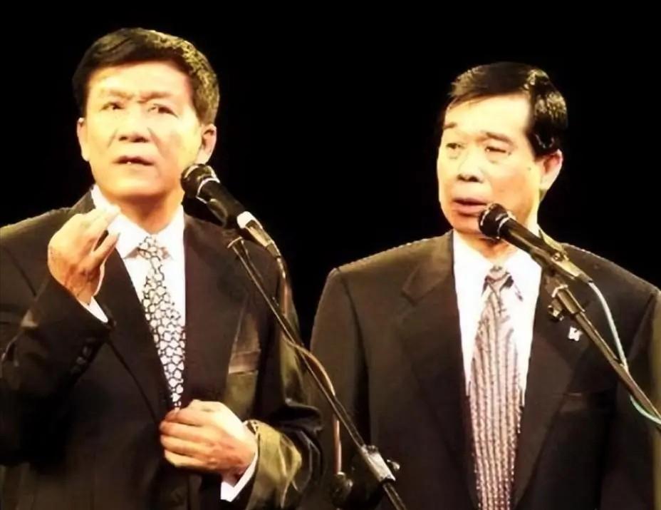 5位相声泰斗北京团聚！于谦师父辈分高却站着，4位搭档已去世