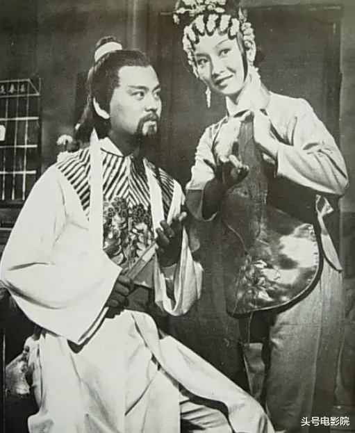 75岁谭咏麟私下视频流出,信息量大!陈百祥左拥右抱,衣服引热议