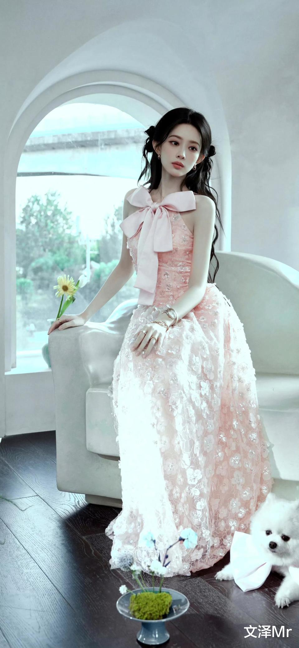 孟子义一袭??粉色挂脖长裙，领口处的大蝴蝶结设计，美出新高度