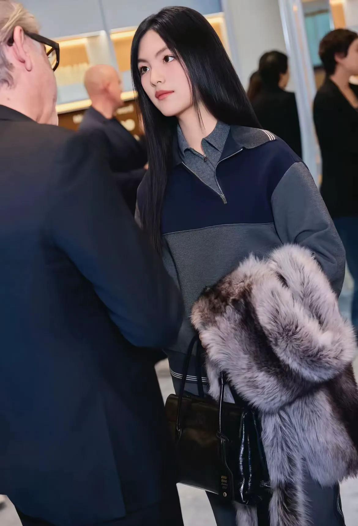 王诗龄得了李湘真传,出席活动打扮得又土又圆!和34岁何超莲同框