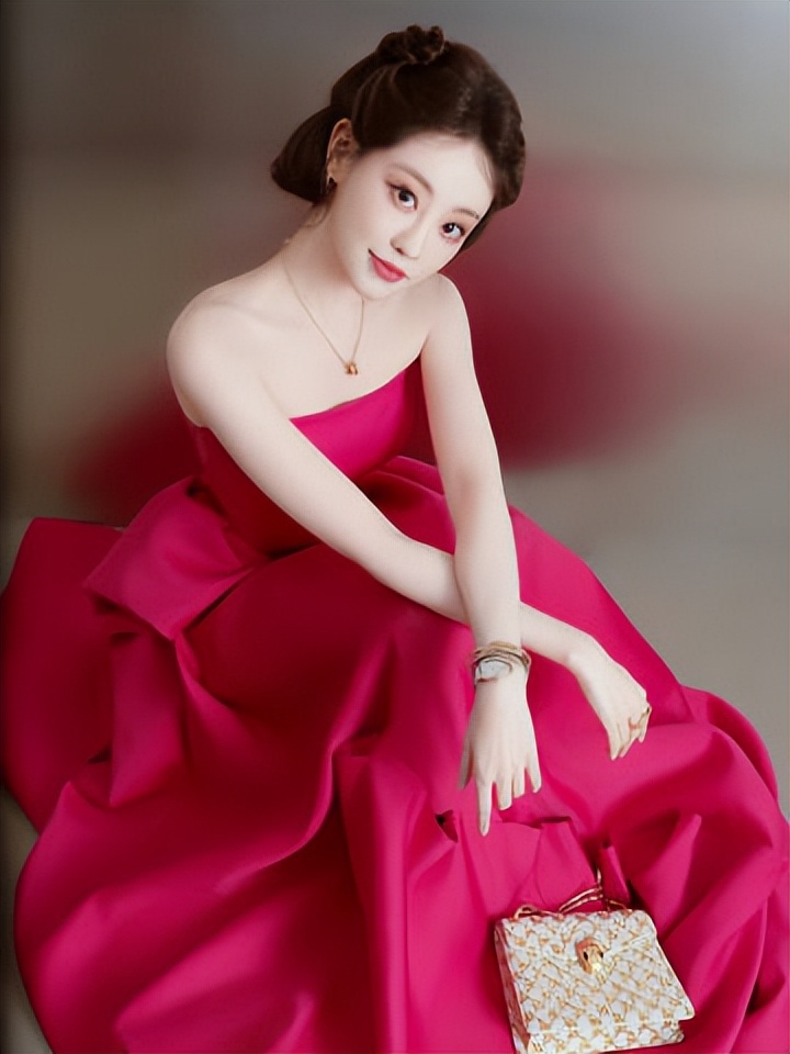 祝绪丹这身红色齐肩抹胸长裙好有仙气。