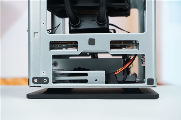 全球首個液冷迷你機！abee AI Station 395 Max工作站圖賞