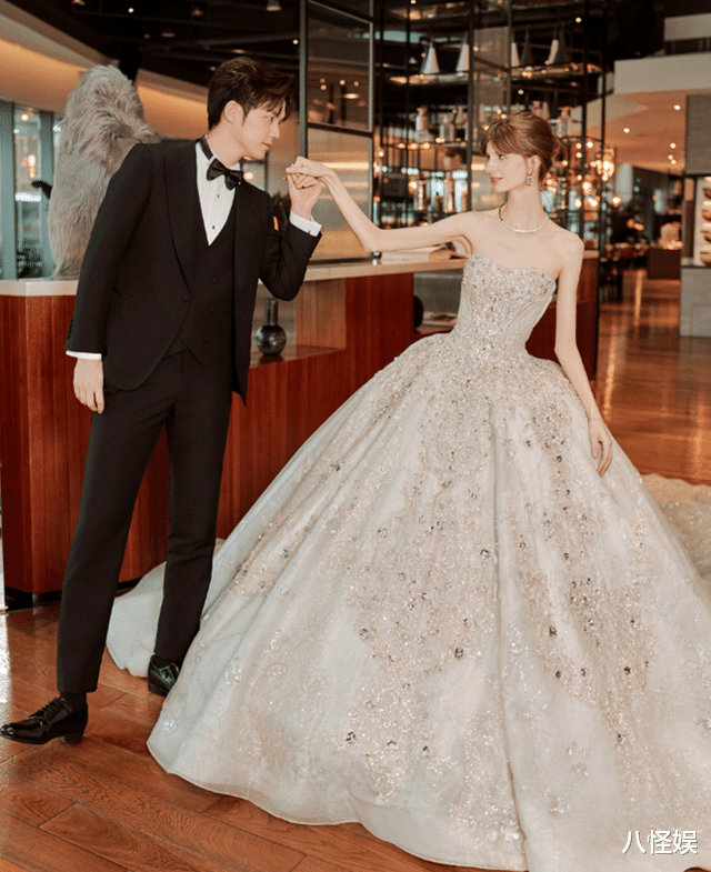 董力带娃现身机场,7岁混血儿子金发大眼睛高又帅,情商也好高