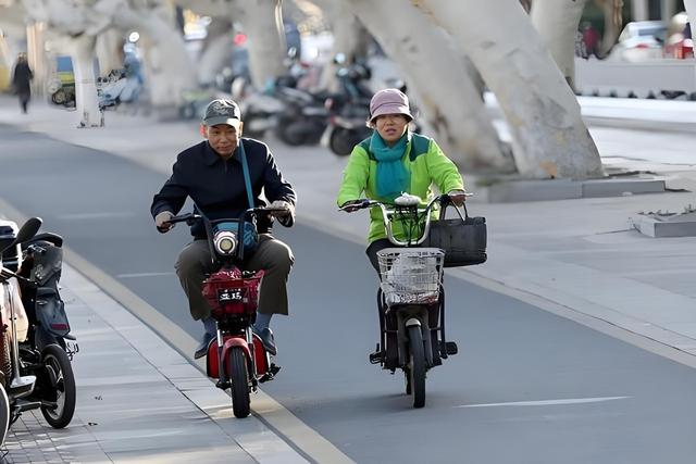 电动自行车最快只能跑25km/h!改装、解限速盛行,不如解禁摩托车