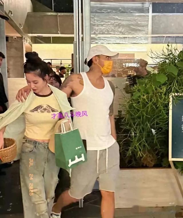 路人偶遇黄子韬搂着徐艺洋逛街 本人好壮实 男人味十足 大花臂好抢眼