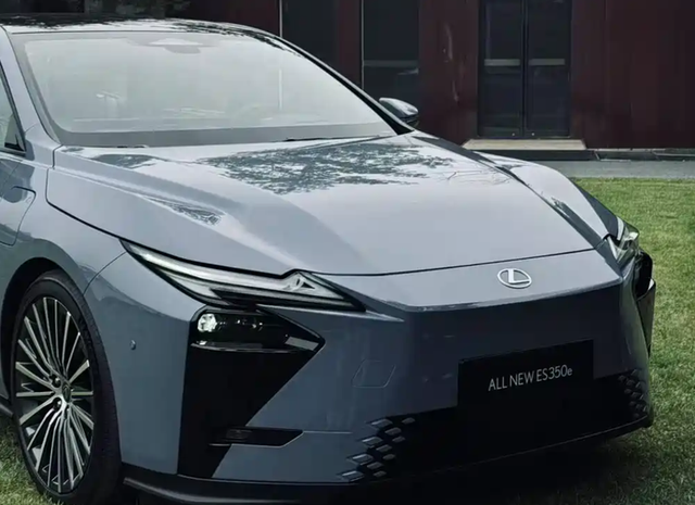 气势不输奔驰E级,全新雷克萨斯ES街头实拍图曝光,预计25万起售