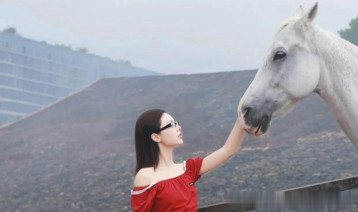 赵今麦穿衣风格好大胆啊