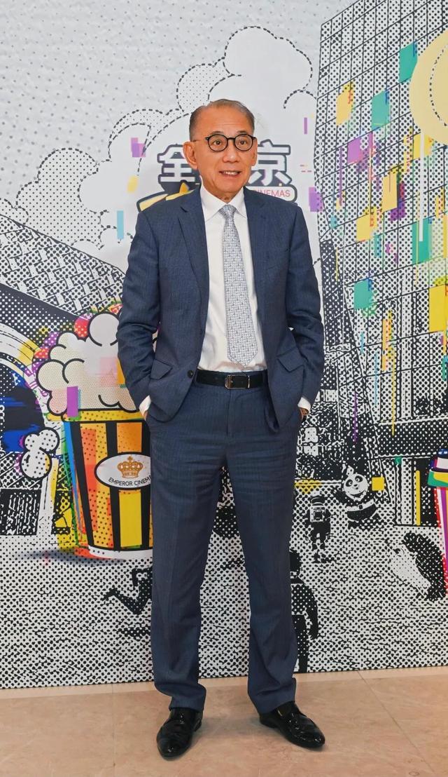 杨受成太古里剪彩,张艺谋和冯小刚陪同,成龙头发白了,葛优帅气