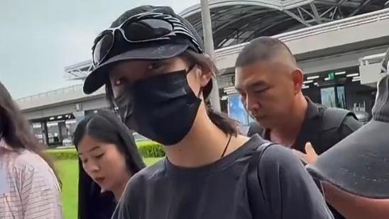 关晓彤机场素颜路透，身材纤瘦