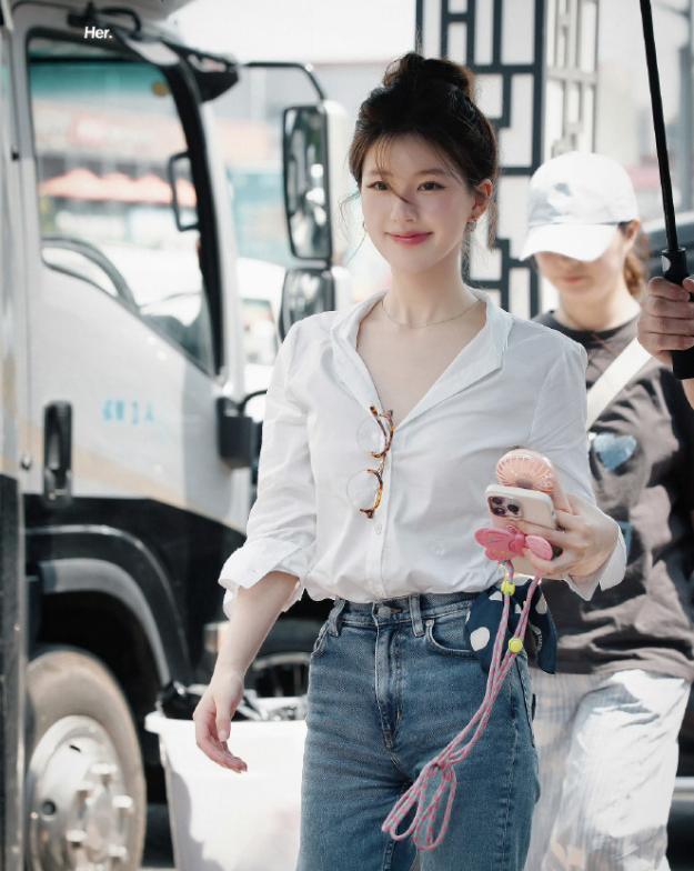 李一桐 《美人余》回眸又美又飒！却和赵露思的许我耀眼撞造型了？